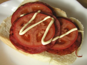 薄切りトマトと焼きハムのオープンサンド
